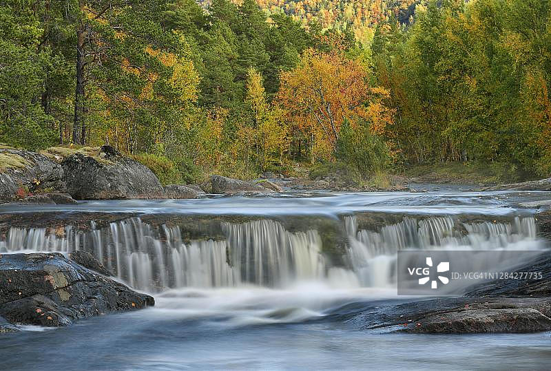 挪威诺德兰奥尔内斯秋季森林瀑布图片素材