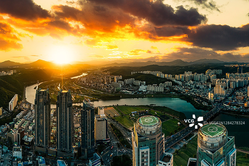 日落时太和江的鸟瞰图图片素材