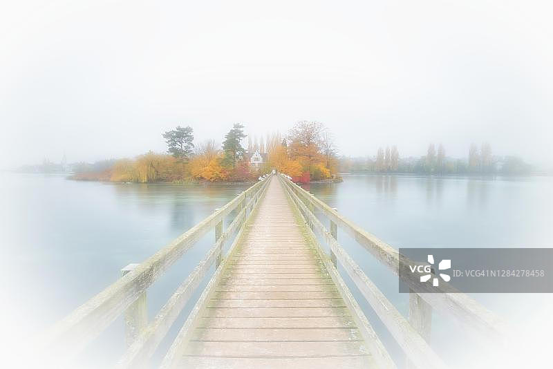 瑞士图尔高州施泰因莱茵附近的韦尔德岛木桥图片素材