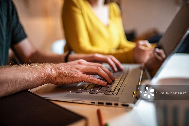 在家工作的年轻夫妇图片素材