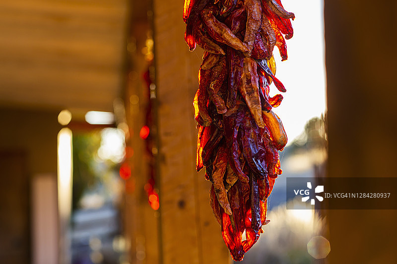 日落时分晾晒辣椒图片素材