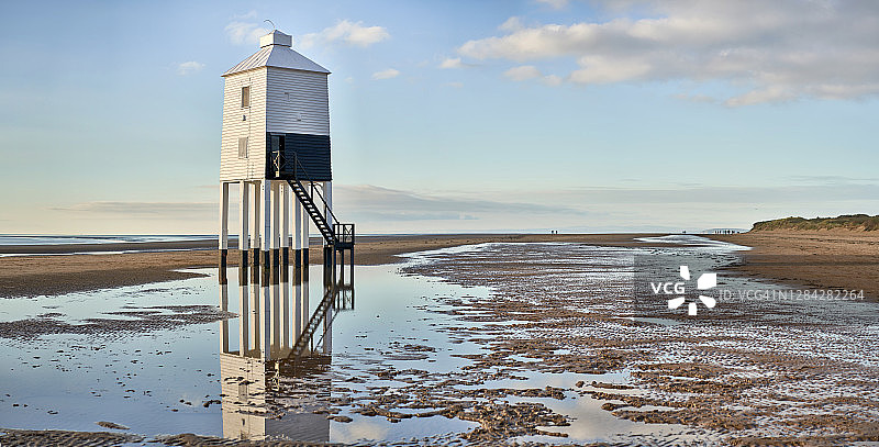 伯纳姆海上标志性海滩灯塔图片素材