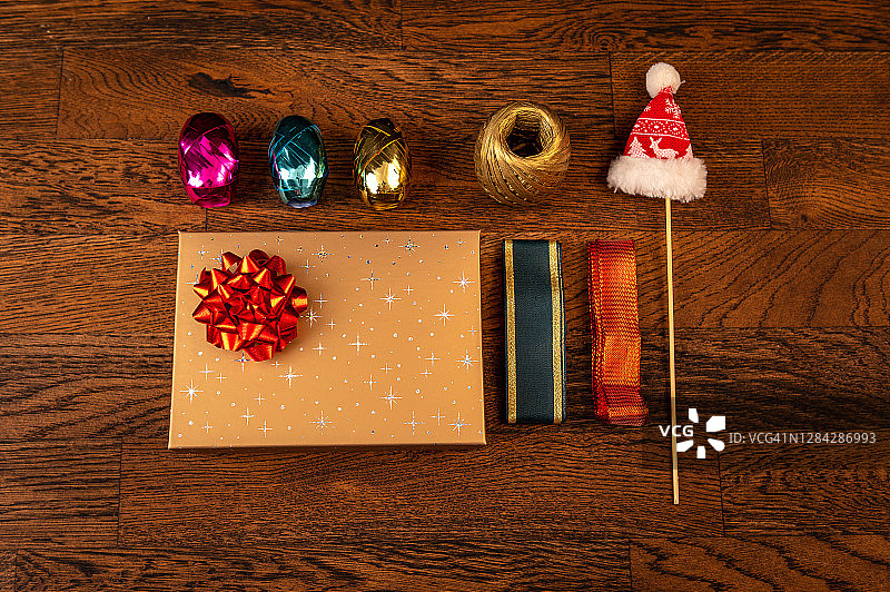 圣诞节主题桌面摆件：木制桌面上的礼物包装图片素材