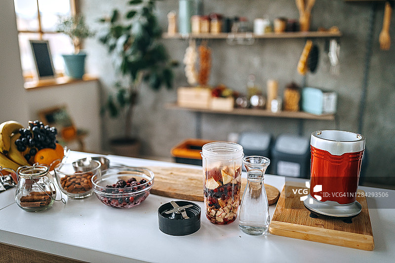 在厨房准备水果坚果冰沙图片素材