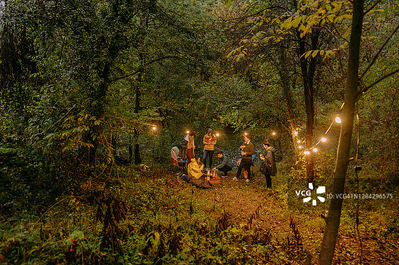 朋友们在河边露营图片素材