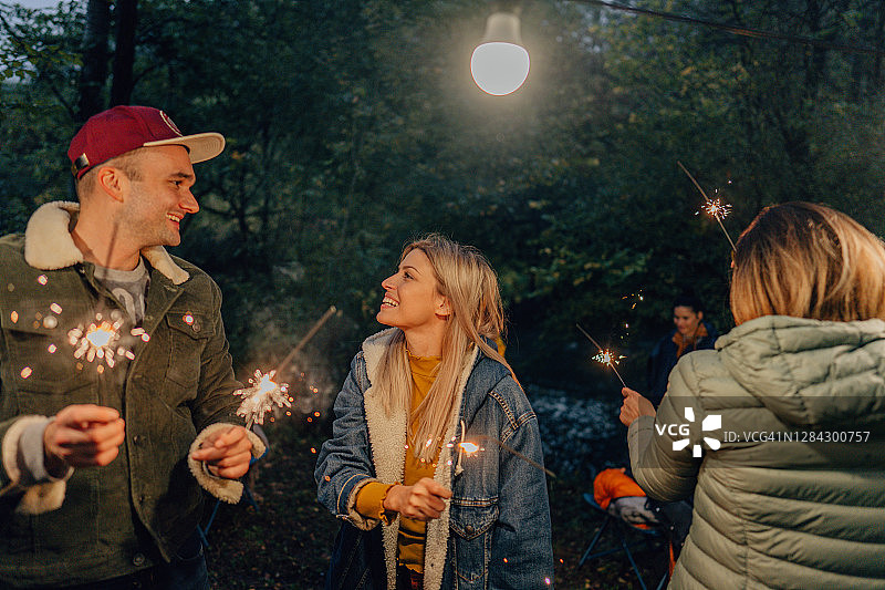 在森林里庆祝新年图片素材