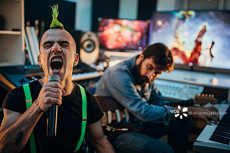 乐队成员正在录制新专辑歌曲图片素材