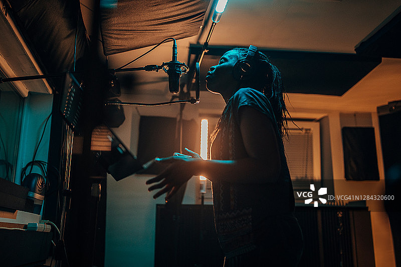 年轻非裔女歌手录制专辑图片素材