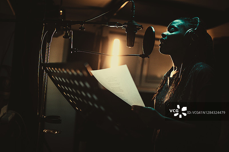 年轻非裔女歌手录制专辑图片素材