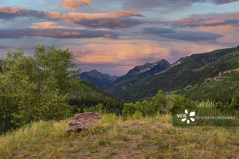 瞭望点观赏落基山脉图片素材