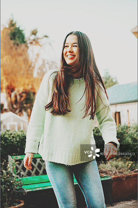 无忧无虑的拉丁裔青少年户外肖像图片素材