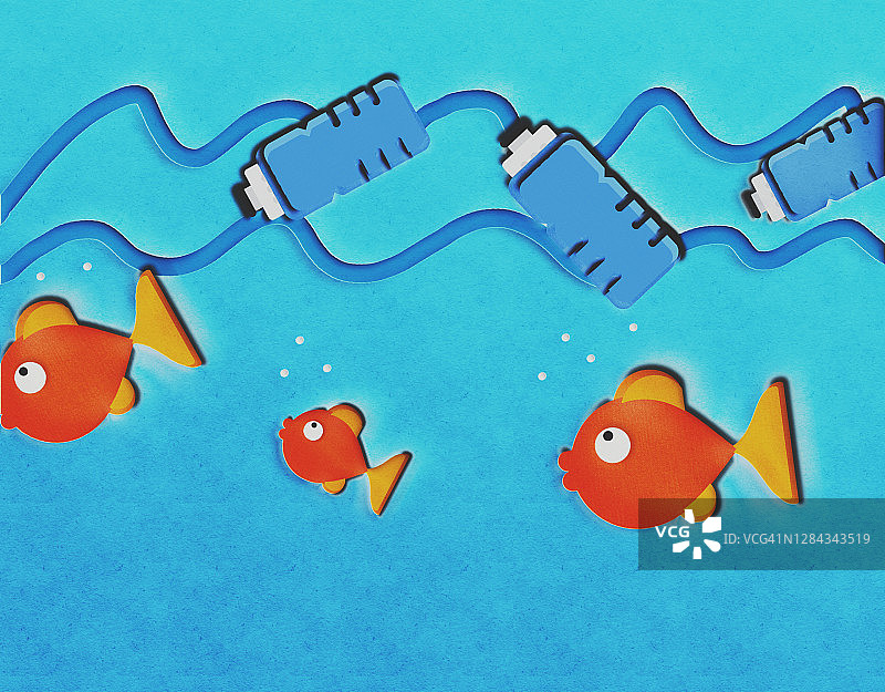 塑料瓶和橙色鱼的海洋概念图图片素材