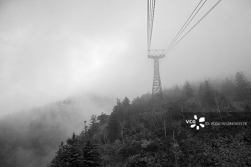 黑白八甲田山与索道塔图片素材