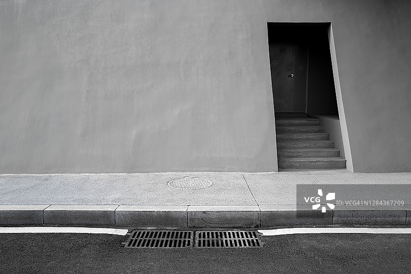 混凝土墙入口的正面照图片素材