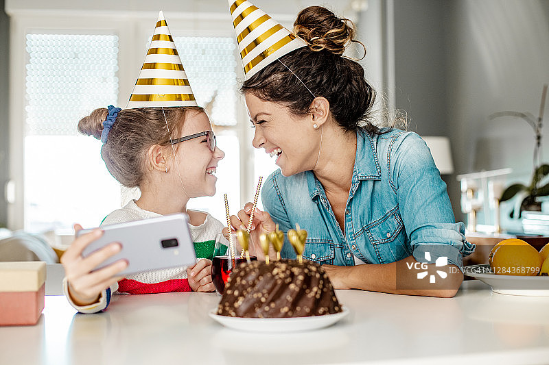 母女在家庆祝生日图片素材