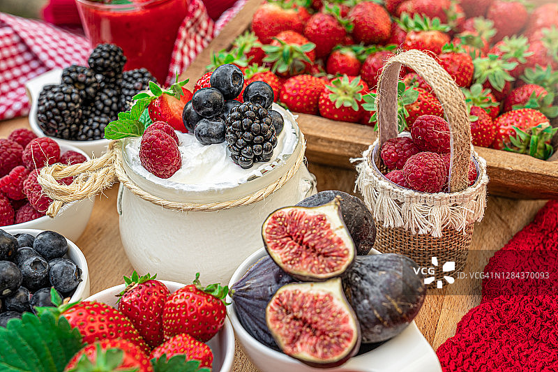 含新鲜希腊酸奶的健康早餐图片素材