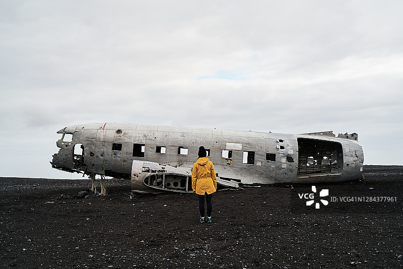 女子欣赏损坏的飞机图片素材