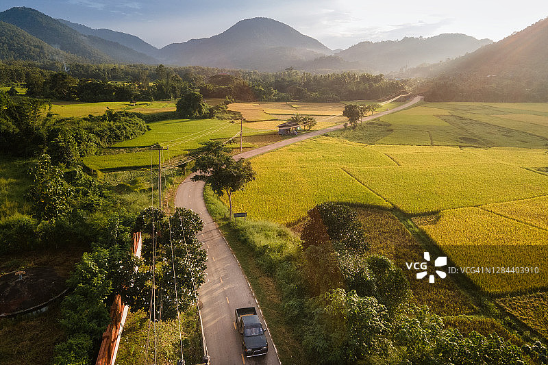 汽车行驶在泰国北部山区，阳光明媚的傍晚，位于南邦府 Thoen图片素材