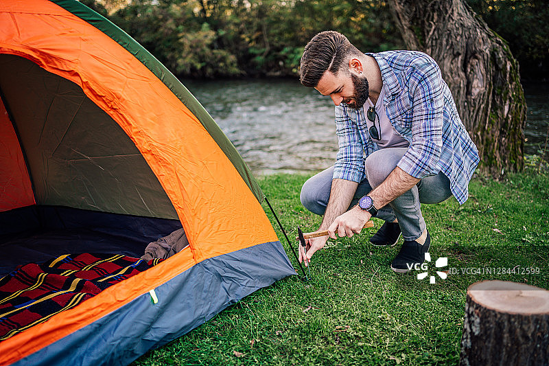 搭建帐篷的年轻露营者图片素材