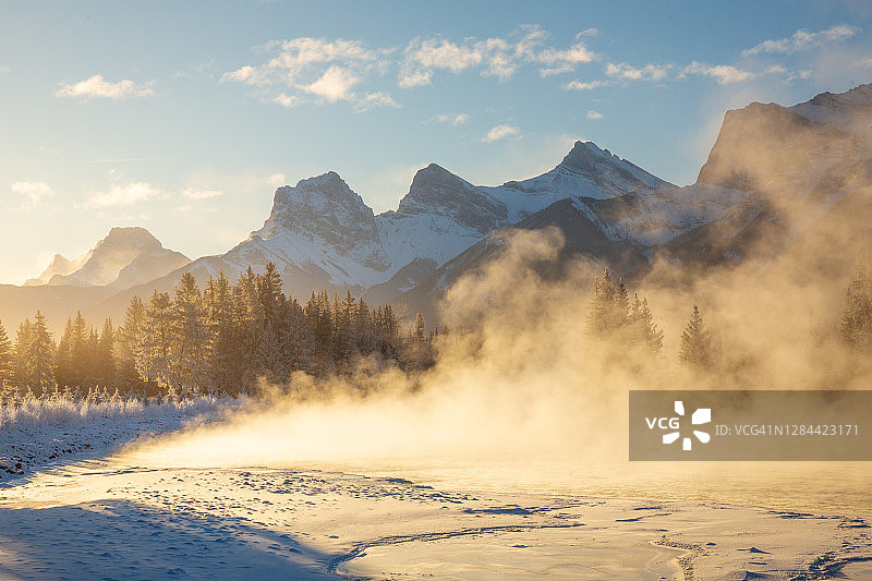 日出时分加拿大阿尔伯塔省坎莫尔弓河上升起的雾气图片素材