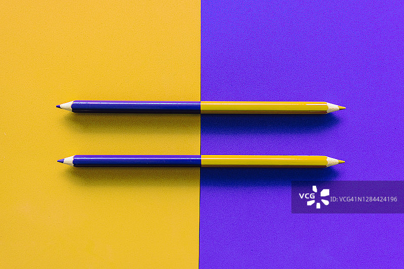 纸板上的蓝色和红色木制蜡笔。返校概念图片素材