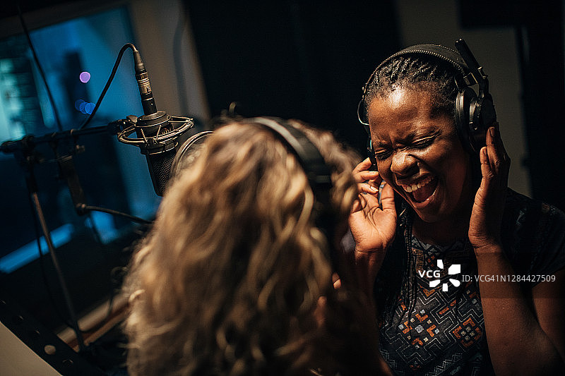 两位女歌手在录音棚里合唱图片素材