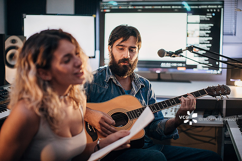 女歌手和男音乐家在录音棚里制作音乐图片素材