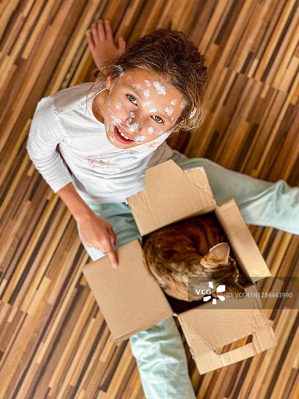 患有水痘，和家猫待在一起的女孩肖像图片素材