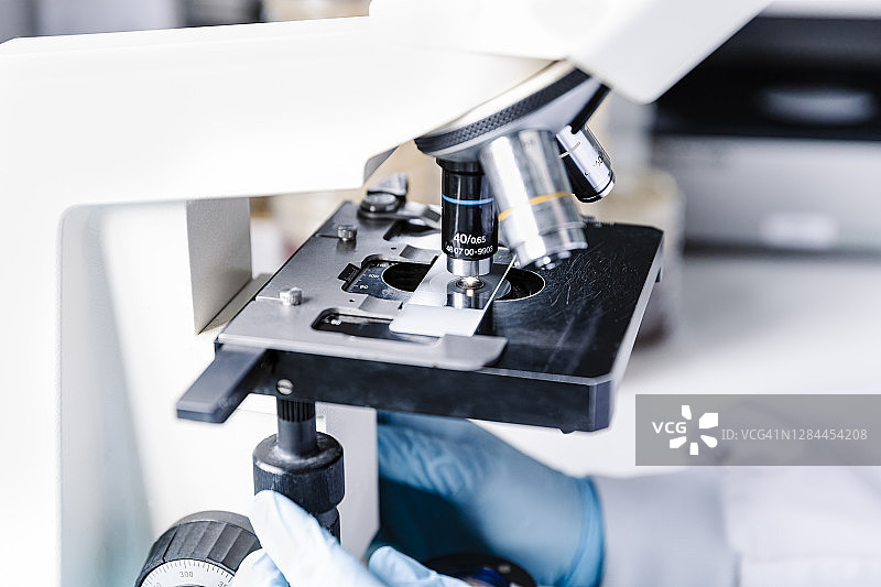实验室中的光学显微镜细节图片素材