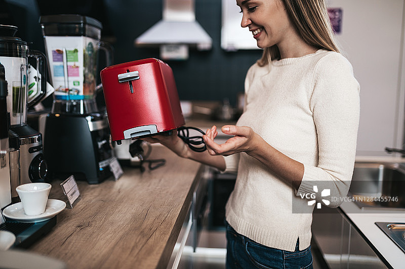 年轻夫妇在购物图片素材