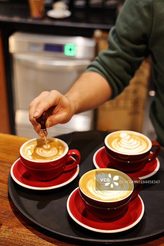 咖啡师制作咖啡杯拿铁艺术图片素材