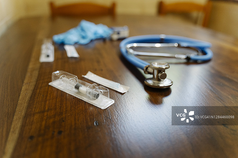 桌子上的听诊器和疫苗 - 股票照片图片素材