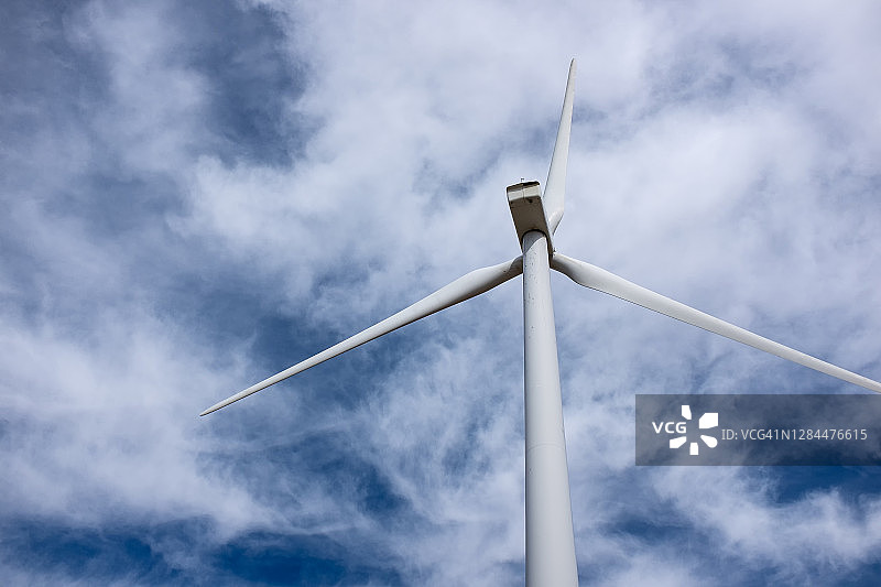 风力涡轮机和天空图片素材