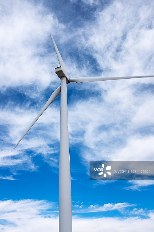 风力涡轮机和云彩图片素材