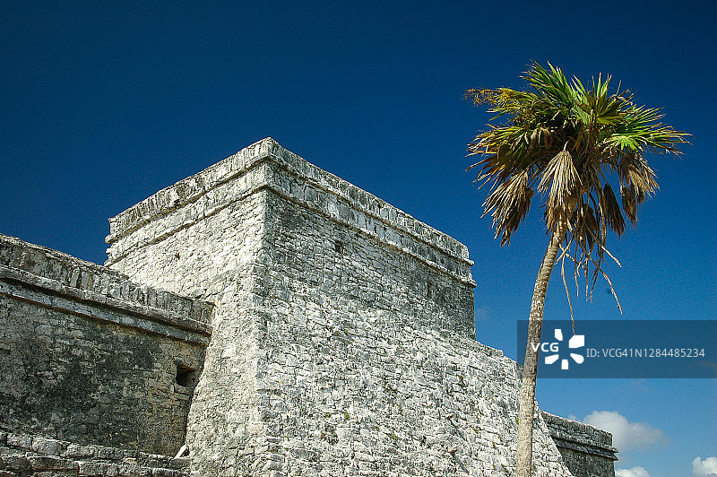 墨西哥图卢姆玛雅遗址的卡斯蒂略城堡日间景观图片素材