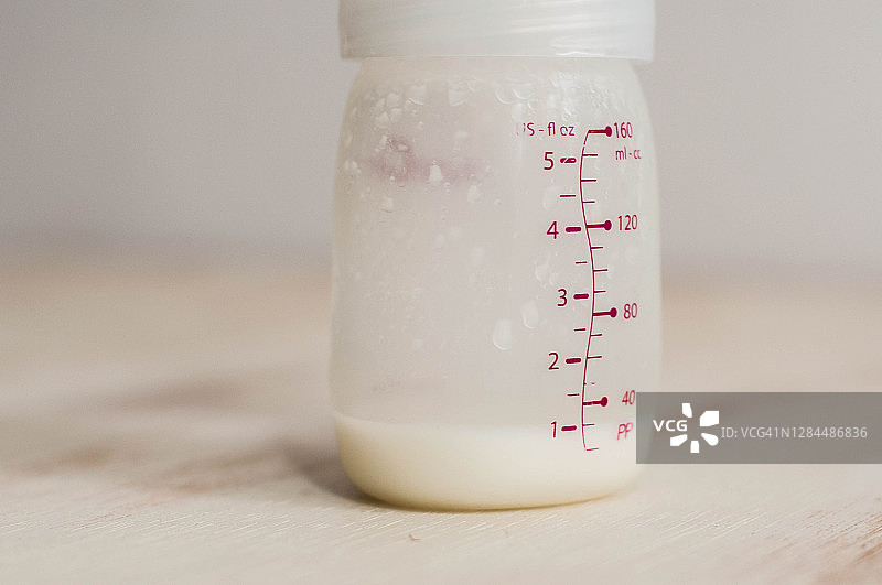 吸奶器奶瓶中的新鲜母乳图片素材