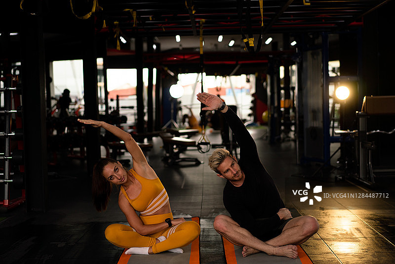 人们做有氧运动图片素材