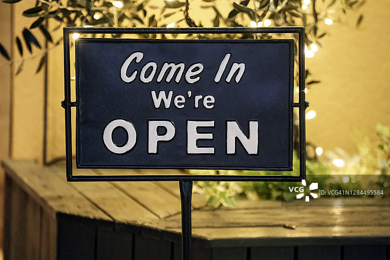 英文店铺营业中标志图片素材