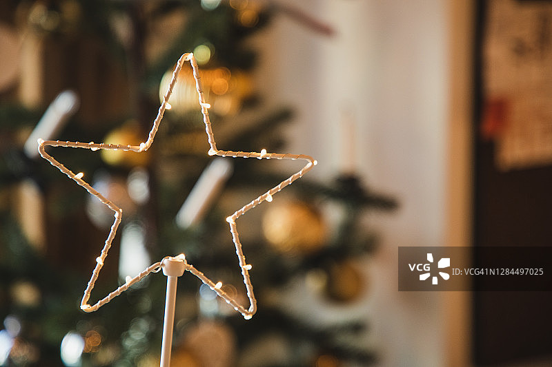 圣诞树背景上的星形灯串图片素材