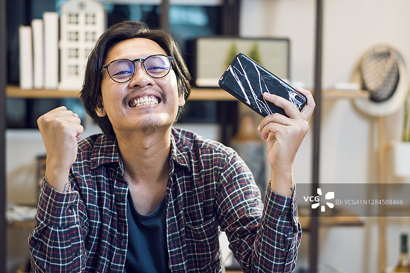 玩电子游戏的亚洲男人图片素材