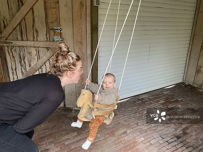 女婴玩耍荡秋千图片素材