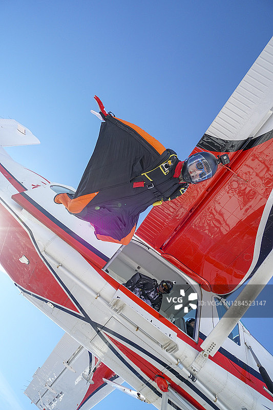 翼装飞行员从飞机上跳下进行空中飞行图片素材