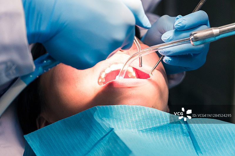 牙医检查病人图片素材