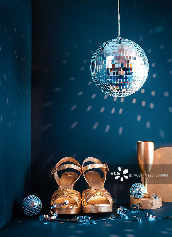 金色拖鞋、迪斯科球、香槟杯和闪光图片素材