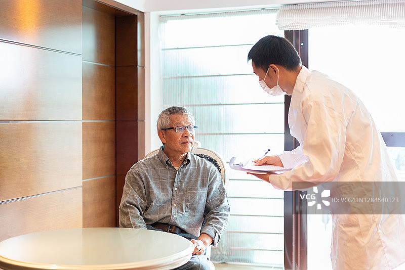 家庭医生看望老人图片素材