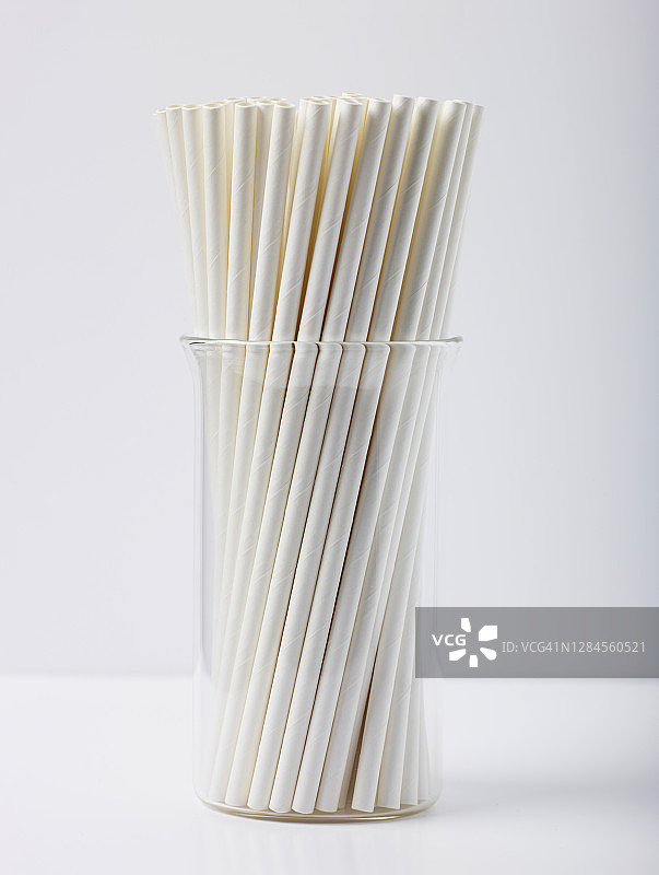 玻璃杯里的许多白色吸管图片素材