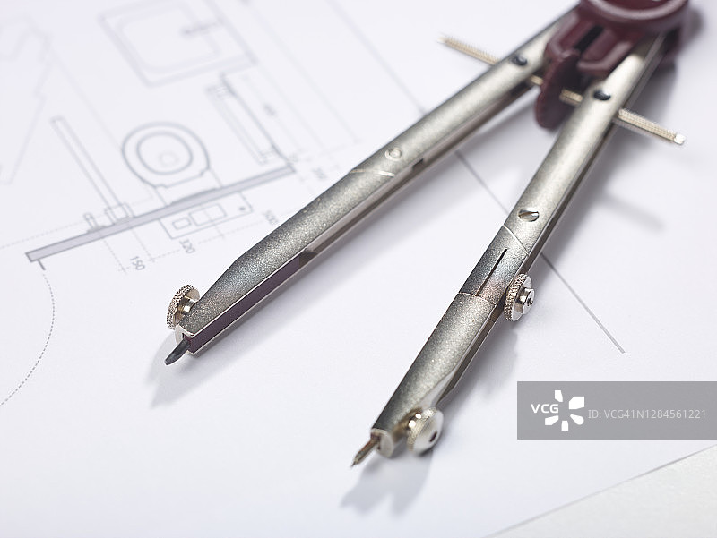 浴室建筑平面图上的一对圆规图片素材