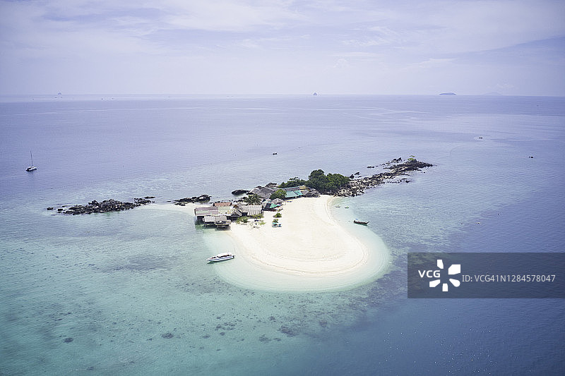 泰国普吉岛的卡伊岛鸟瞰图，拥有清澈的海水和美丽的沙滩图片素材