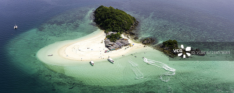 泰国普吉岛的卡伊岛鸟瞰图，拥有清澈的海水和美丽的沙滩图片素材