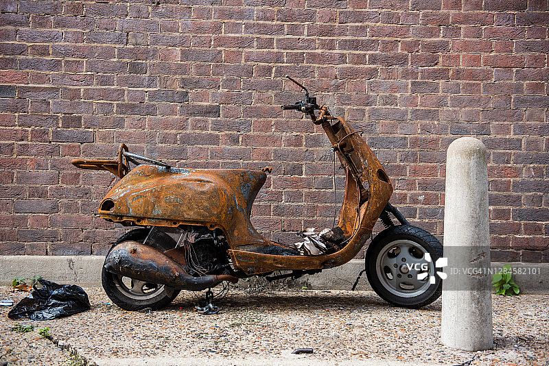 烧毁的轻便摩托车图片素材